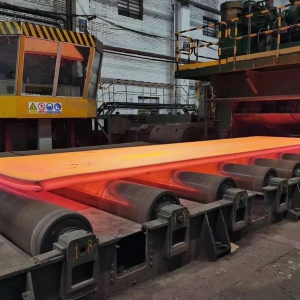 Hot rolling titanium plate in the mill