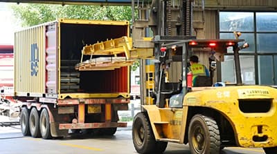 出荷に向けて準備された合金製品の梱包