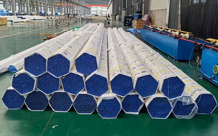 Stainless steel pipe bundles with protective end caps